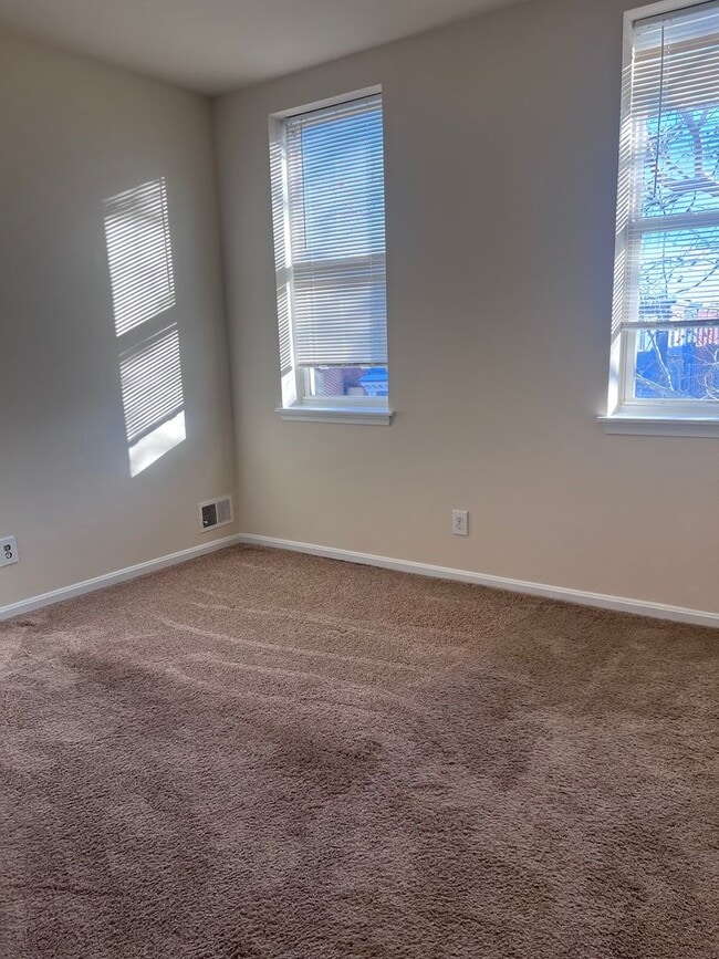 Building Photo - Charming 3BR Townhome