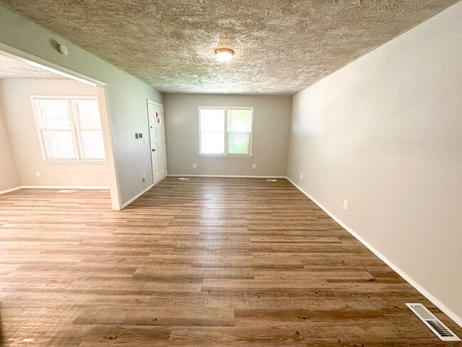Building Photo - 3 Bed / 1 Bath - LARGE Workshop!