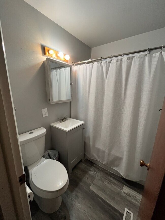 Building Photo - Charming duplex - 2bedroom, 1 bath