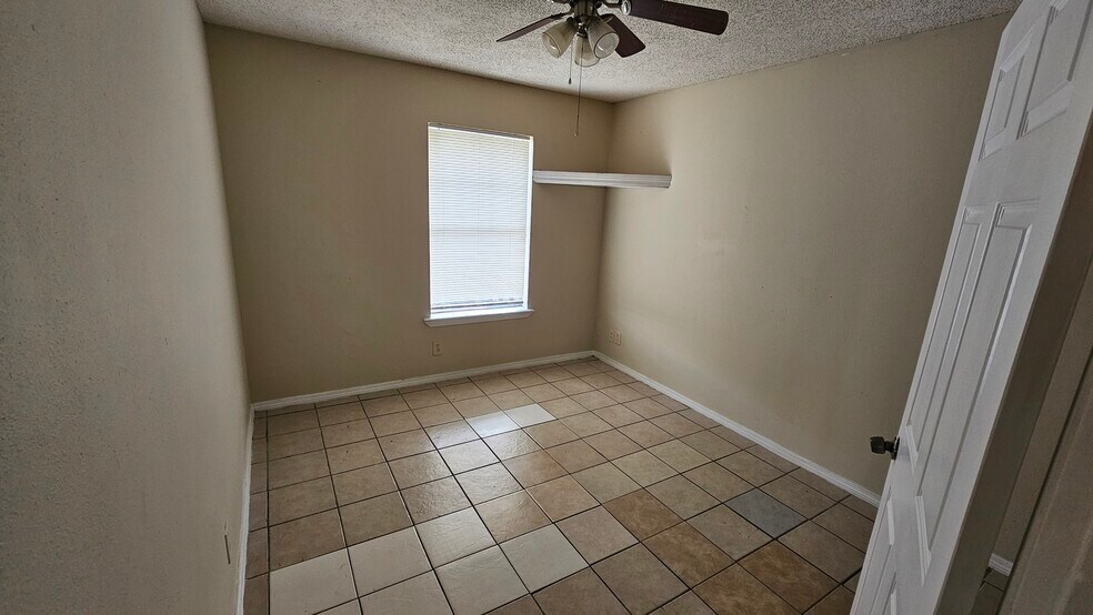 Upstairs room 3 - 7838 New World