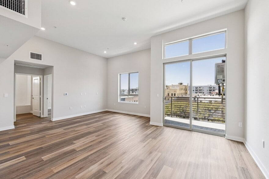 Building Photo - 748 S Irolo