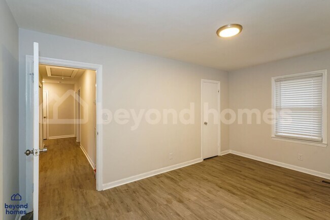 Building Photo - Recently Updated Home with Fenced Yard + Bonus Room!