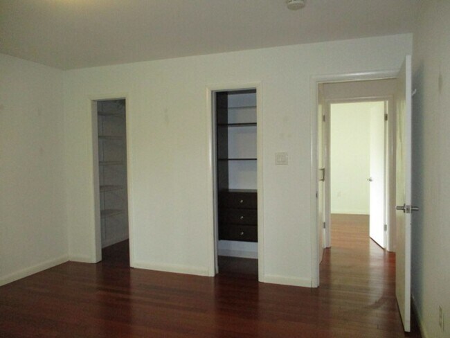Building Photo - 5 BR Near Ft. Belvoir and Historic Mt. Vernon