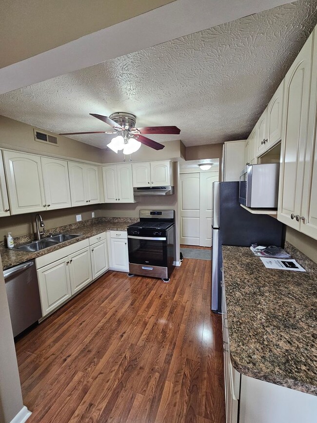 Building Photo - Beautiful 2 Bedroom Juniper Hills Condo For Rent