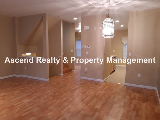 Building Photo - Sexton Mtn 3 Bed End Unit Townhome, Huge G...