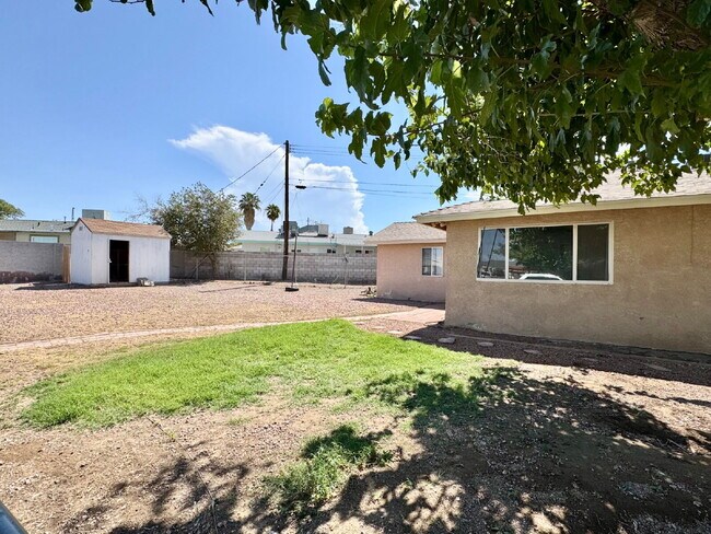 Building Photo - Adorable 3BD Vintage Henderson Home w/ Mod...