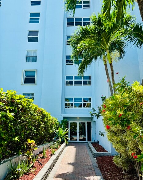 Building entrance - 3312 Northside Dr