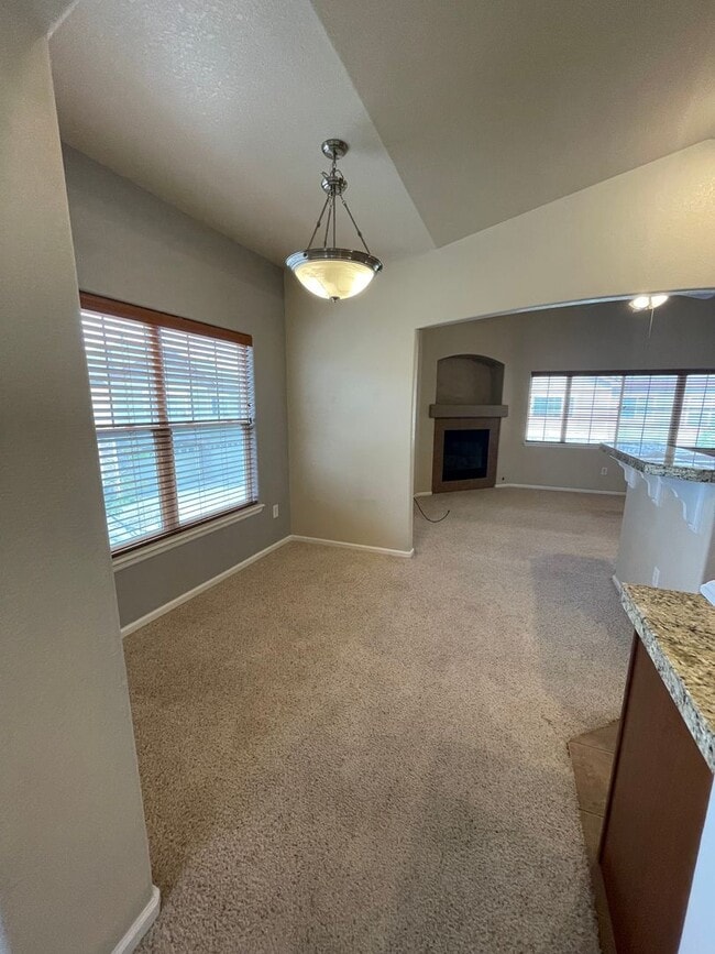 Building Photo - 2 bed/1 bath Townhome with Garage, Pool, Clubhouse