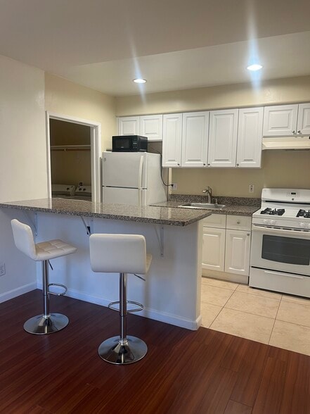 Building Photo - 1950 S Bentley Ave