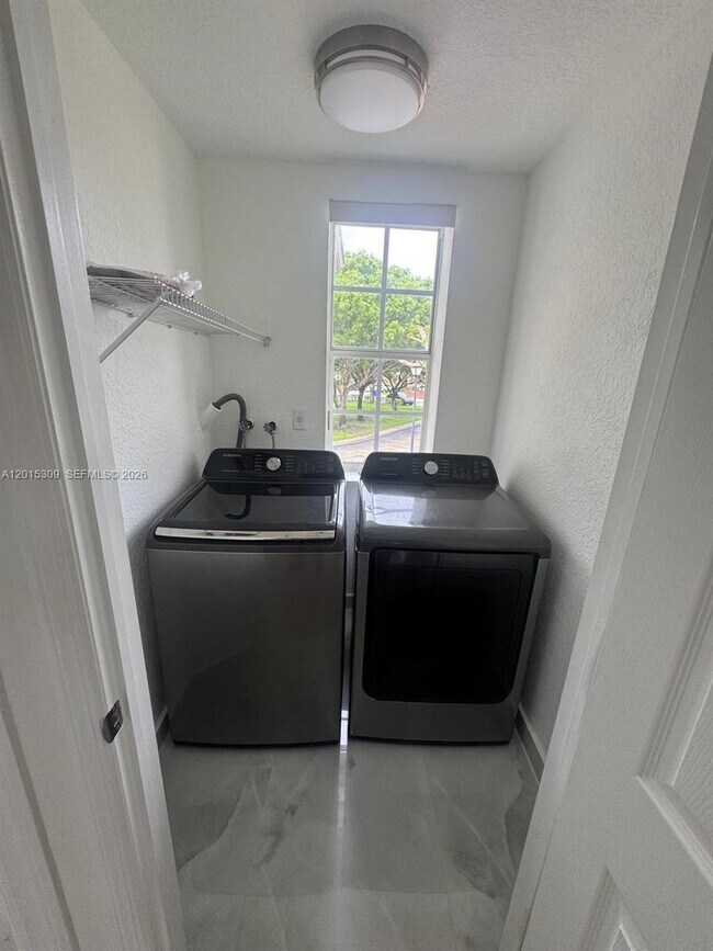 Building Photo - 5090 SW 136th Ave