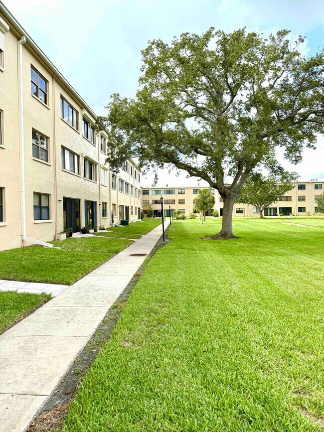 Building Photo - 2 Bed 2 Bath Condo for Rent in 55+ Peaceful Community!