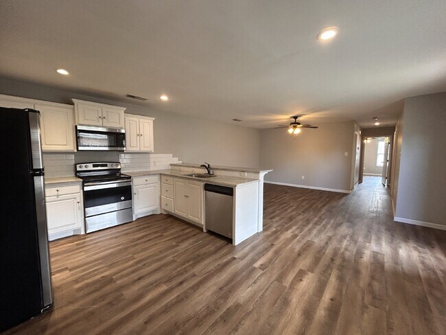 Building Photo - Beautiful Duplex!