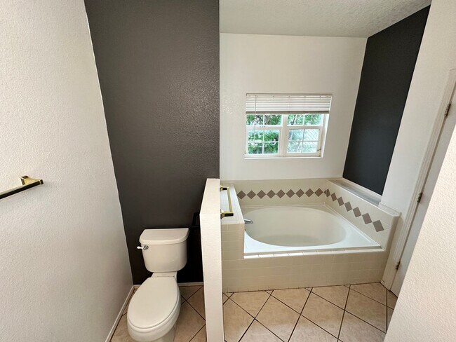 Building Photo - Tons of Character! 3 bed 2.5 bath amazing ...