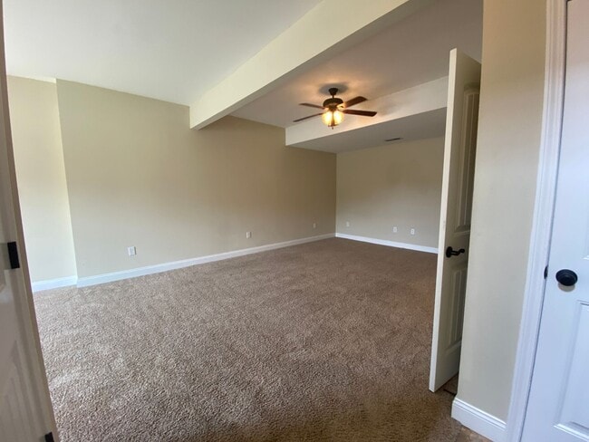 Building Photo - 3 bedroom, 3 bathroom home located in Brus...
