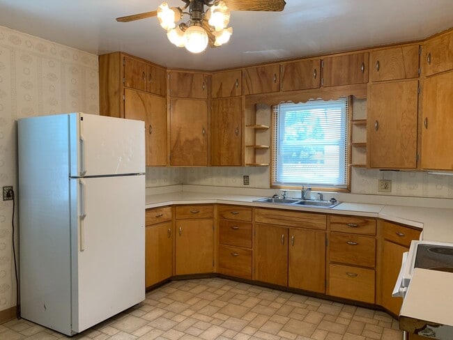 Building Photo - 5 Bedroom Across from NDSU!!