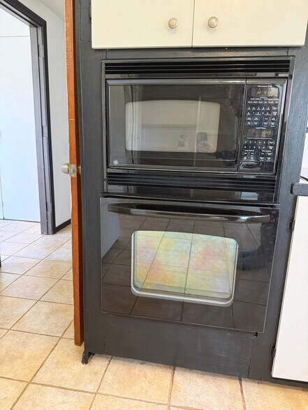 Microwave/Oven Combo in Kitchen - 3333 Hamblen Ct