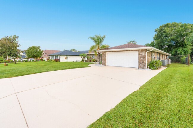 Building Photo - Executive Coastal Retreat | Four-Bedroom P...