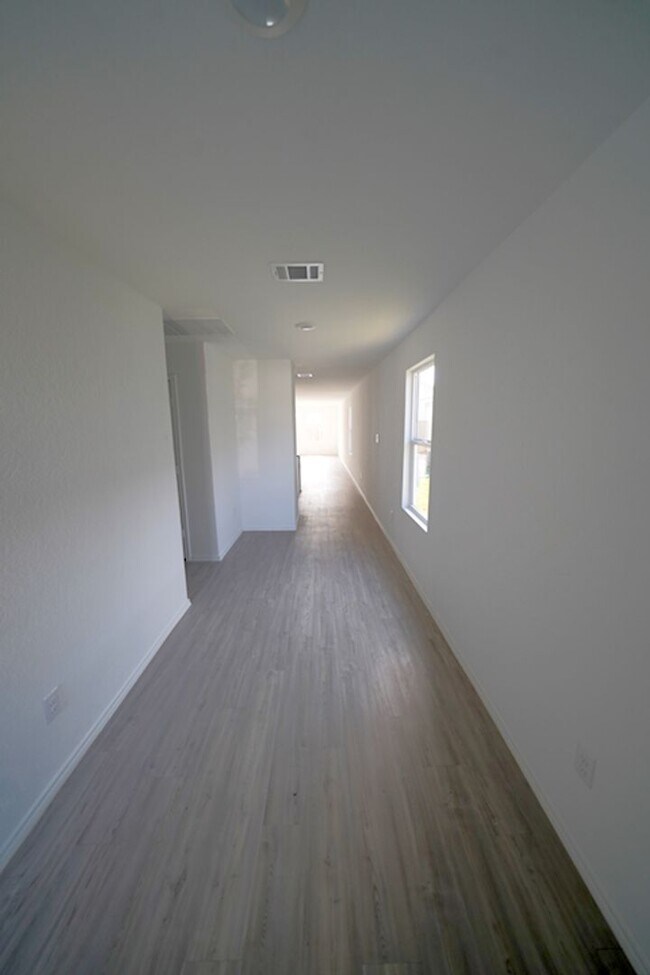 Building Photo - Gorgeous like-new home Available for Rent in Converse! Realtor Commission: $500