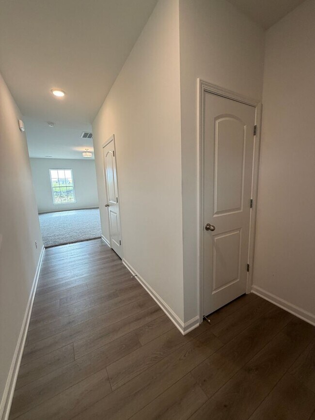 Building Photo - 836 Halford Pl