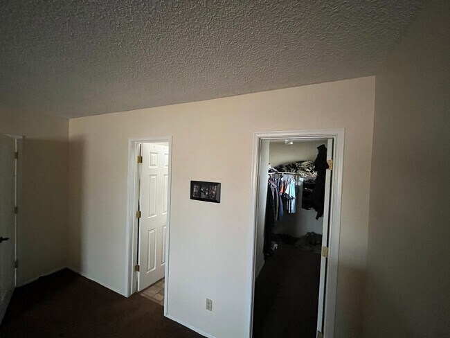 Building Photo - Large 4 bedroom with  yard