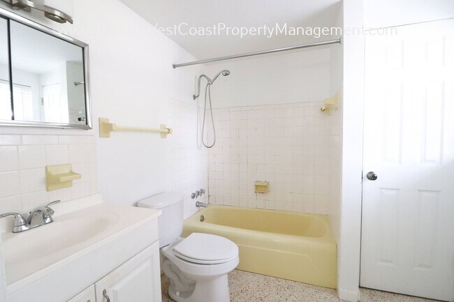 Building Photo - STUDIO /EFFICIENCY -UNIT AVAILABLE! STICKN...