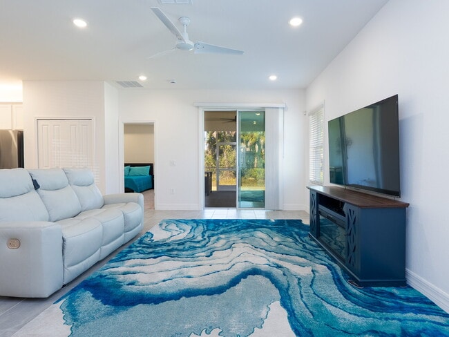 Building Photo - Move in now with zero deposit! This stunni...