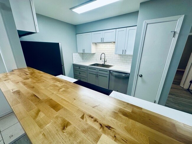 Building Photo - 500 Lincoln St