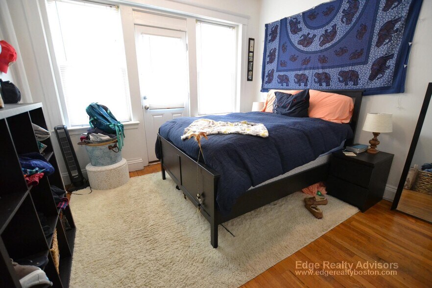 Building Photo - 264 Kelton St