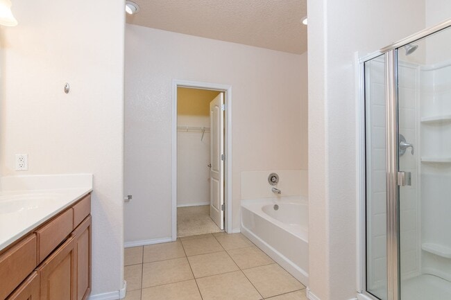 Building Photo - End Unit Townhouse Available Now!