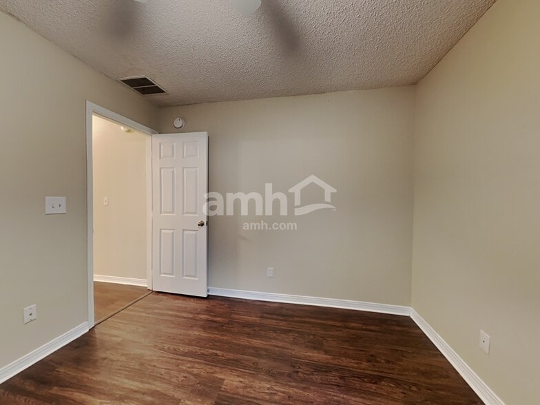 Building Photo - 6265 Ironside Dr N