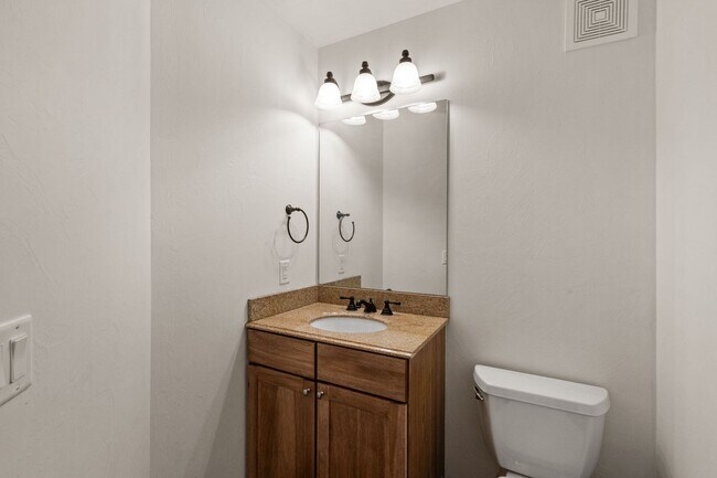 Building Photo - Spacious 3-Bedroom Home in Sought-After Valley West