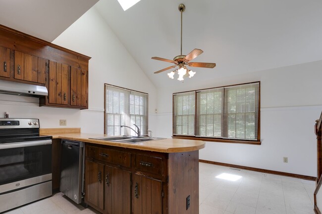 Building Photo - Charming 3 bedroom House with a Huge Yard ...