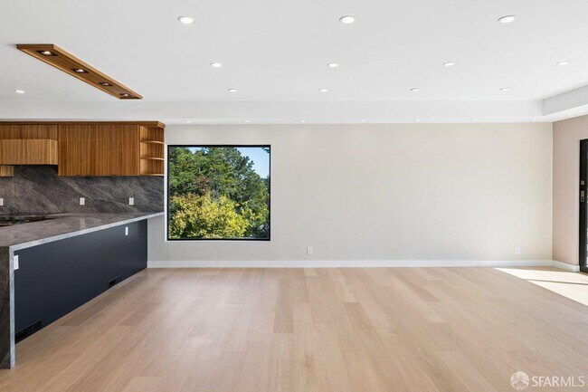 Building Photo - 1435 Lakeview Dr