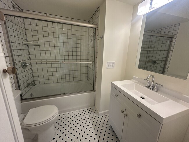 Building Photo - 25 Putnam Ave