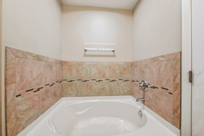 Building Photo - Spacious 3BR Townhome in Apex