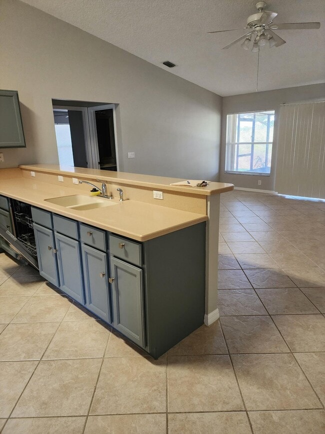 Building Photo - 1415 Hill Ave