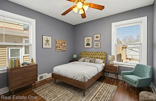 Building Photo - 1105 E Fifth St