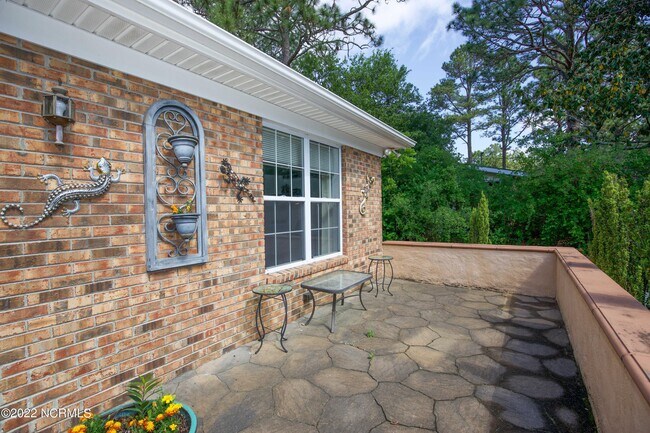 Building Photo - 127 Pine Lake Dr
