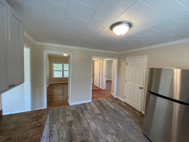 Building Photo - Newly remodeled 3 BDR / 1 BA - Huge Yard