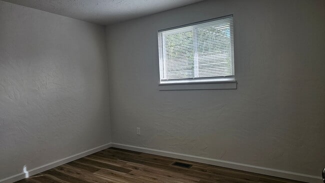 Building Photo - 4 Bedroom Bench Home Fully Remodeled
