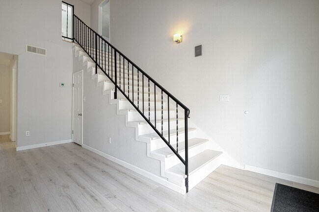 Building Photo - 1305 Sylvan Meadows Dr