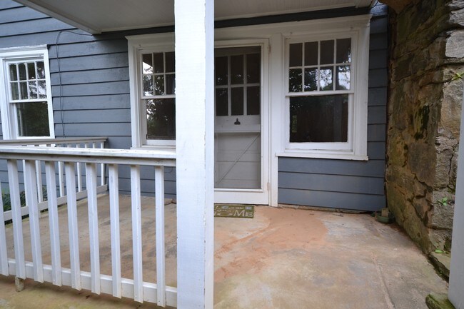 Building Photo - 547 Lockhart Rd