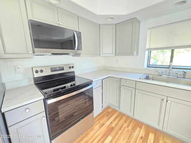 Building Photo - 484 Poinciana Dr