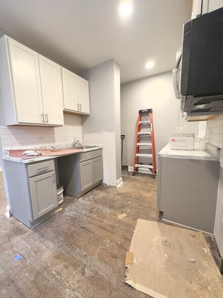 Building Photo - 1251 W Rosemont Ave