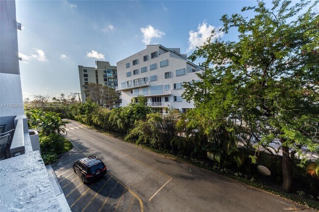 Building Photo - 121 Crandon Blvd