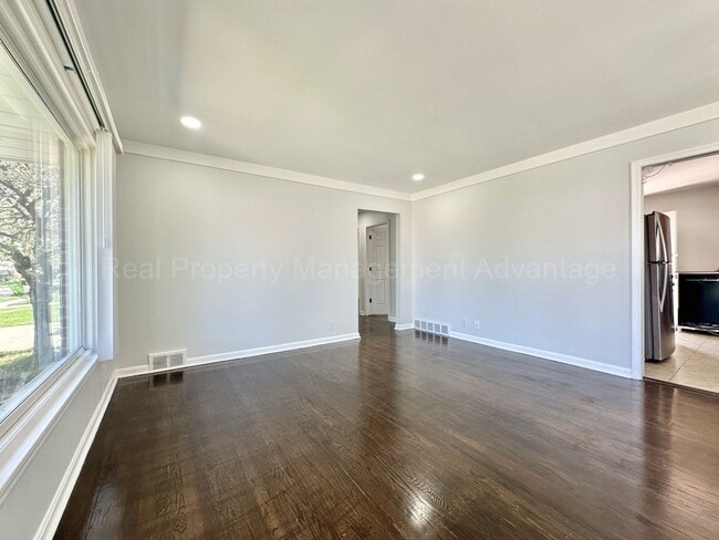 Building Photo - Updated Ranch with Bonus Space & Prime Loc...