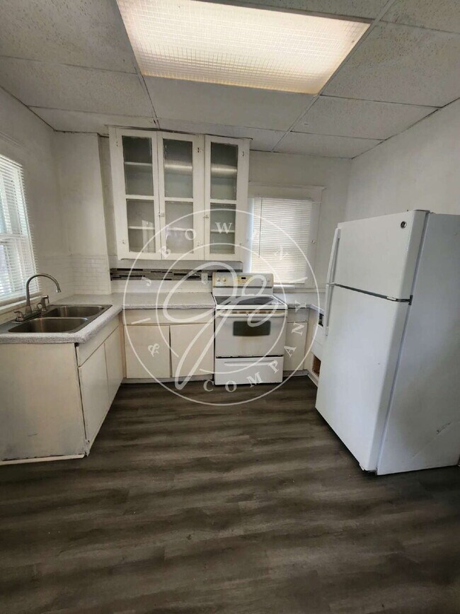 Building Photo - 3 bed 1 bath with bonus room on 1st floor
