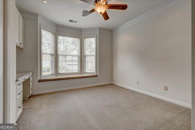 Building Photo - 1033 Pinehurst Dr
