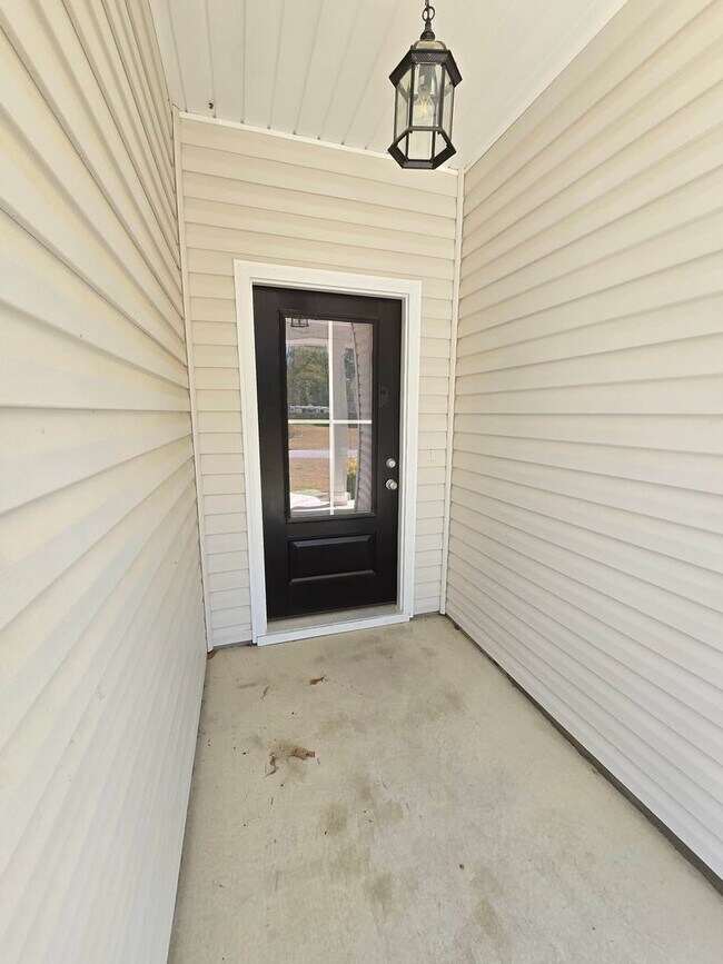 Building Photo - 4 Bedroom, 2 Bath Ranch Available for Rent Now!