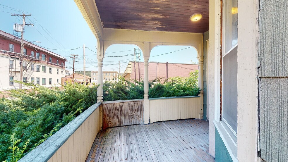 Building Photo - 146 Beethoven St